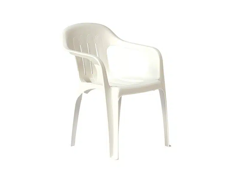 La imagen muestra una silla de color blanco con apoyabrazos, colocada contra un fondo claro y liso. La silla tiene un respaldo alto con 4 lamas verticales para soporte y está diseñada para propósitos básicos de asiento.