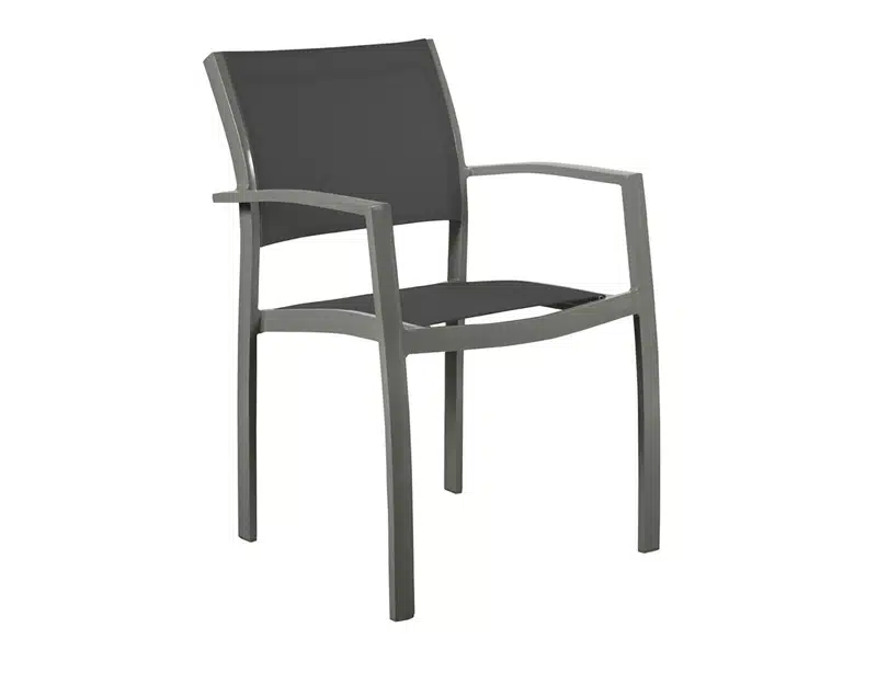 Silla de patio moderna con estructura de aluminio en color gris y asiento y respaldo en tela de color gris oscuro