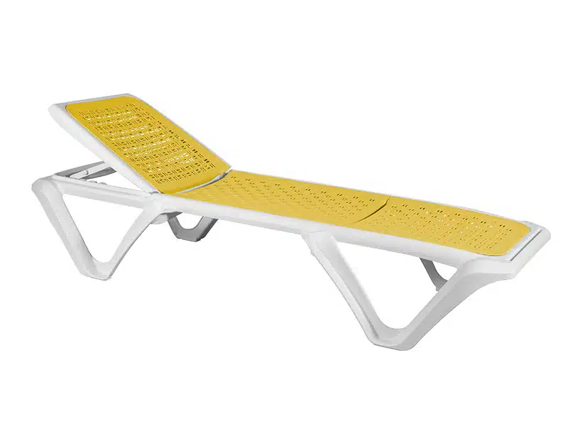 La imagen muestra una tumbona reclinable de color blanco y amarillo. La estructura de la tumbona es de plástico blanco, con un diseño moderno y ergonómico. La superficie para acostarse es de color amarillo y tiene un patrón perforado para mayor comodidad y ventilación. La tumbona tiene una parte ajustable en el respaldo para permitir diferentes posiciones de reclinado