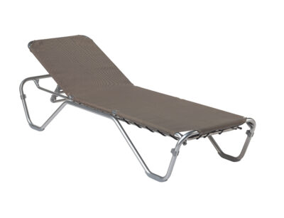 Bain de soleil inclinable avec structure en aluminium et plateau en tissu gris foncé. La chaise longue semble être réglable avec des charnières près de la section médiane pour surélever l'appui-tête