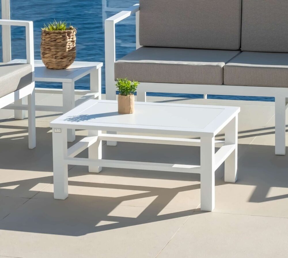 Mesa de centro blanca minimalista - Modelo Olimpia central,ofrece diseño contemporáneo y funcional, perfecta para salones modernos o áreas de recepción. Se observa junto a dos sofas creando un conjunto.