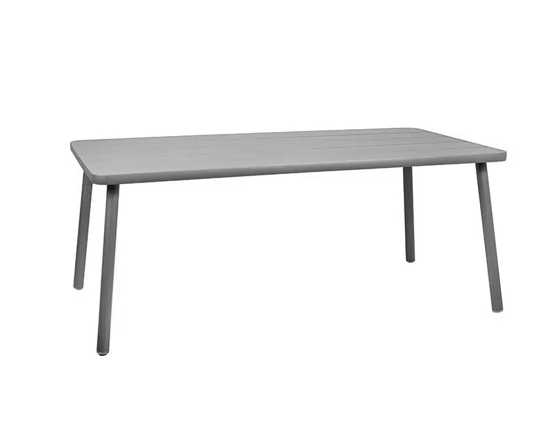 La imagen muestra una mesa rectangular de color blanco. La mesa tiene un diseño moderno y minimalista con una superficie lisa y ligeramente texturizada. Está sostenida por cuatro patas delgadas y rectas, también de color aluminio