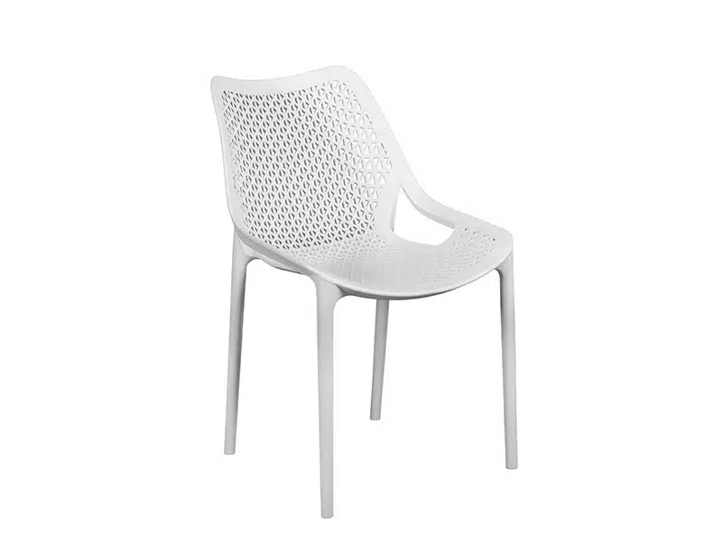 Imagen de una silla blanca de diseño moderno con un patrón de trabajo abierto y curvado en el respaldo y el asiento. La silla tiene cuatro patas, reposabrazos y está posicionada contra un fondo claro y simple que proporciona un entorno neutro que resalta el artículo