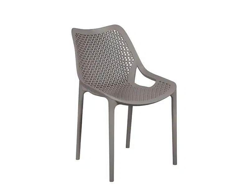 Imagen de una silla blanca de diseño moderno con un patrón de trabajo abierto y curvado en el respaldo y el asiento. La silla tiene cuatro patas, reposabrazos y está posicionada contra un fondo claro y simple que proporciona un entorno neutro que resalta el artículo