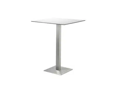 Imagen de una mesa moderna con superficie cuadrada de color gris claro y base central de metal cromado con una pata inclinada. La mesa tiene un diseño minimalista y contemporáneo, ideal para bares o restaurantes modernos