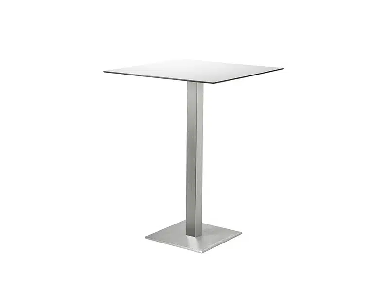 Imagen de una mesa moderna con superficie cuadrada de color gris claro y base central de metal cromado con una pata inclinada. La mesa tiene un diseño minimalista y contemporáneo, ideal para bares o restaurantes modernos