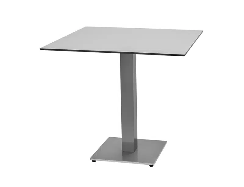 Imagen de una mesa moderna con superficie cuadrada de color gris claro y base central de metal cromado con cuatro patas inclinadas. La mesa tiene un diseño minimalista y contemporáneo, ideal para bares o restaurantes modernos