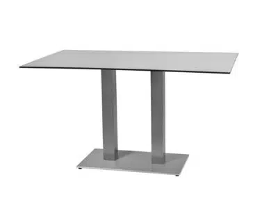 Imagen de una mesa moderna con superficie cuadrada de color gris claro y base central de metal cromado con cuatro patas inclinadas. La mesa tiene un diseño minimalista y contemporáneo, ideal para bares o restaurantes modernos