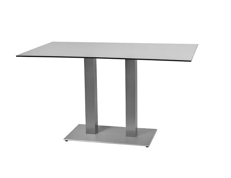 Imagen de una mesa moderna con superficie cuadrada de color gris claro y base central de metal cromado con cuatro patas inclinadas. La mesa tiene un diseño minimalista y contemporáneo, ideal para bares o restaurantes modernos