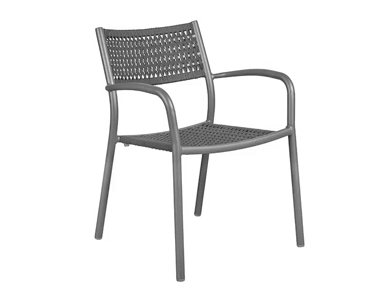 Imagen de una silla de diseño moderno con estructura y patas en color gris. Presenta un asiento y respaldo con tejido con un patrón geométrico de cuadrícula en color gris que contrasta con el fondo neutro.