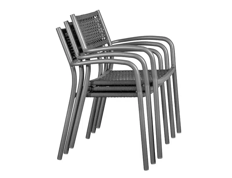 Imagen de unas sillas apilonadas de diseño moderno con estructura y patas en color blanco. Presenta un asiento y respaldo con tejido con un patrón geométrico de cuadrícula en color gris que contrasta con el fondo neutro.