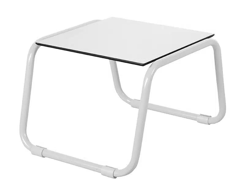 Imagen de una mesa auxiliar de estructura metálica en color blanco con superficie superior plana y cuadrada de color claro. El diseño es minimalista y moderno, con patas tubulares que se curvan suavemente hacia el suelo formando una base estable.