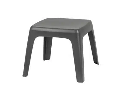 Imagen de una mesa pequeña de plástico gris oscura con cuatro patas y tablero plano sin respaldo. La mini mesa tiene un diseño minimalista, con patas ligeramente inclinadas que se estrechan desde el tablero