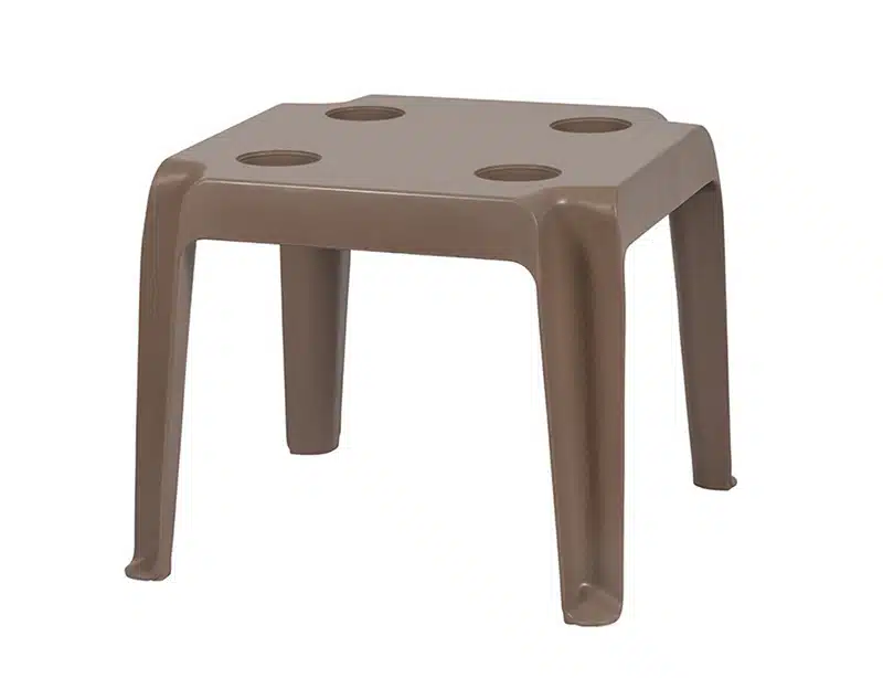 Imagen de una mesa pequeña de plástico color bronce con cuatro patas y tablero plano con cuatro hoyos diseñados para poder poner bebidas