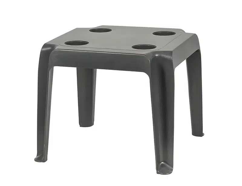 Imagen de una mesa pequeña de plástico color gris oscuro con cuatro patas y tablero plano con cuatro hoyos diseñados para poder poner bebidas