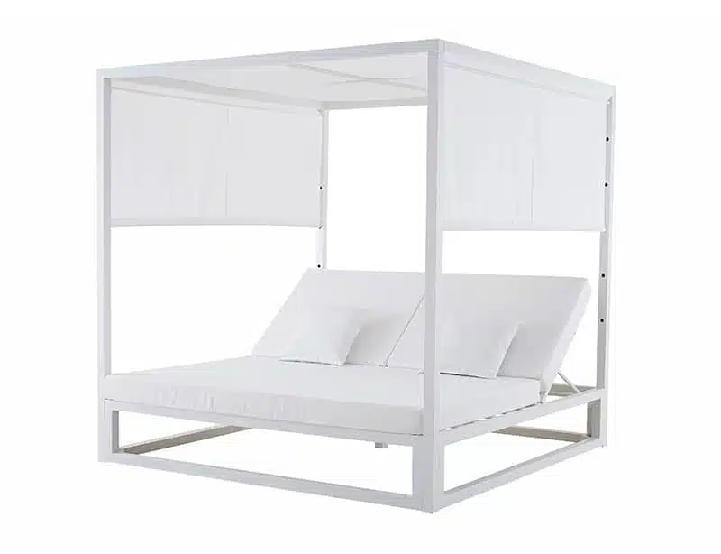 Cama balinesa moderna blanca con 2 colchónes individuales unidos de color blanco y almohadas a juego, diseño minimalista y elegante