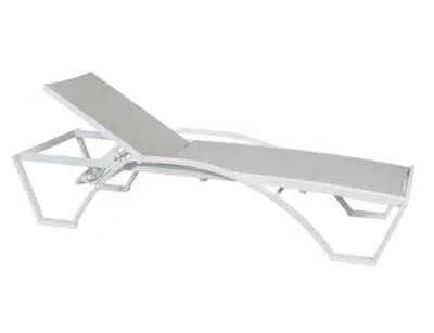 Tumbona de aluminio blanca - Modelo Etna. Estructura ligera y reclinable, perfecta para uso en piscinas y áreas de descanso al aire libre.