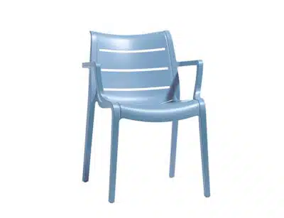 La imagen muestra una silla de resina de polipropilenode color  azul moderna con reposabrazos. Tiene un diseño minimalista, con líneas limpias y una superficie lisa. Parece ser ligera y apilable, adecuada tanto para uso interior como exterior. El fondo es simple y no distrae de la silla en sí, lo que la convierte en el punto focal de la imagen