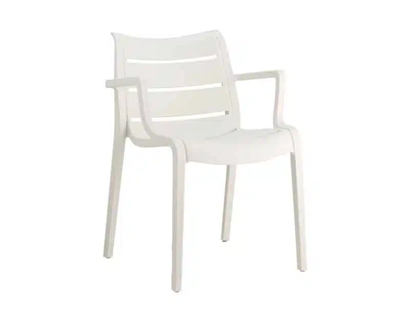 La imagen muestra una silla de resina de polipropileno blanca moderna con reposabrazos. Tiene un diseño minimalista, con líneas limpias y una superficie lisa. Parece ser ligera y apilable, adecuada tanto para uso interior como exterior. El fondo es simple y no distrae de la silla en sí, lo que la convierte en el punto focal de la imagen