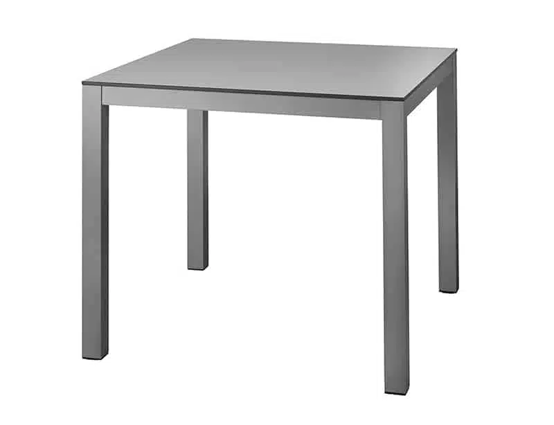 La imagen muestra una mesa cuadrada de diseño simple y moderno, con una superficie de color gris  con tablero HPL y cuatro patas hechas de aluminio con color gris . El estilo es minimalista y elegante