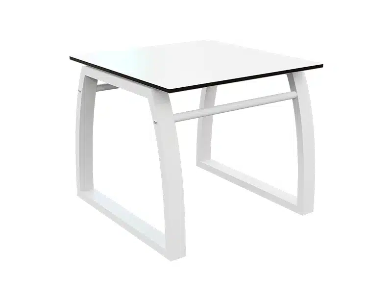 La imagen muestra una mesa moderna con un diseño minimalista. La mesa tiene una superficie cuadrada de color blanco y patas que  estan hechas de dos piezas curvas de material también blanco, que se unen en la parte inferior formando una estructura estable