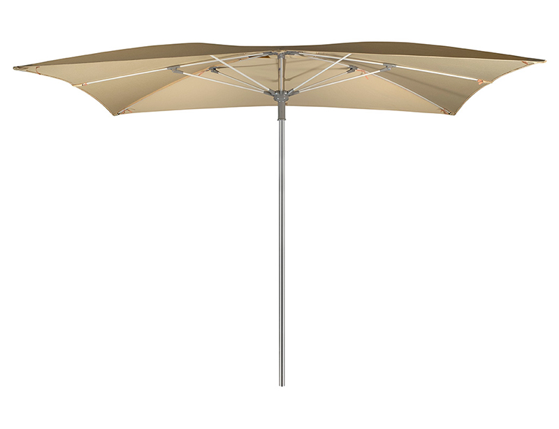 Parasol rectangular de color beige con estructura metálica, ofreciendo una amplia cobertura y durabilidad, ideal para espacios exteriores grandes