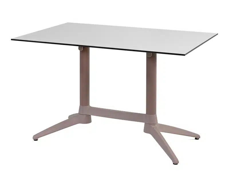 Una mesa de estilo moderno con una parte superior rectangular y una estructura de aluminio La estructura consta de dos patas robustas que se ramifican en cuatro pies para mayor estabilidad. El color del metal parece ser un marrón apagado o beige, y la parte superior de vidrio es translúcida con reflejos visibles, lo que sugiere que está situada en un espacio bien iluminado