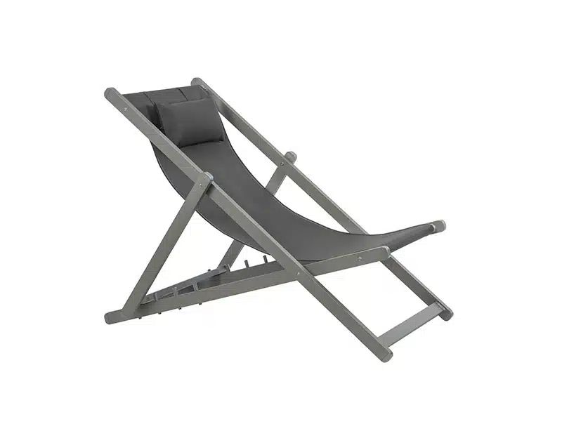 Silla plegable de diseño minimalista en color gris oscuro, con estructura de madera y asiento de tela resistente, aislada sobre fondo blanco