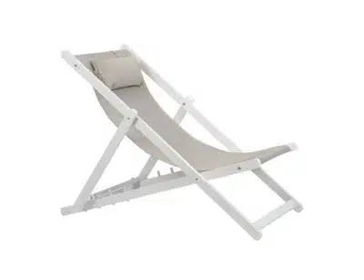 Mini tumbona plegable de diseño minimalista en color blanco, con estructura de madera y asiento de tela resistente, aislada sobre fondo blanco