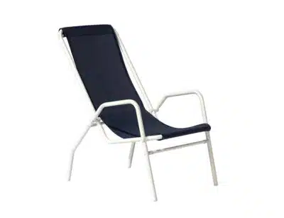 Mini tumbona fija de aluminio endurecido con asiento y respaldo de tela azul marino, ideal para relajarse al aire libre, la mini tumbona esta sobre un fondo blanco