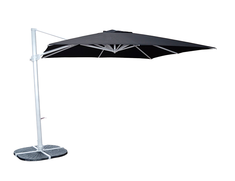 Elegante parasol de jardín de gran tamaño, color negro, con estructura y base metálicas robustas, desplegada para ofrecer una amplia sombra, ideal para complementar el mobiliario de exteriores
