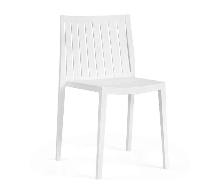 Una silla moderna de diseño minimalista, de color blanco, con respaldo de lamas verticales y cuatro patas. La silla está colocada contra un fondo claro y liso, lo que resalta sus líneas limpias y su estética contemporánea