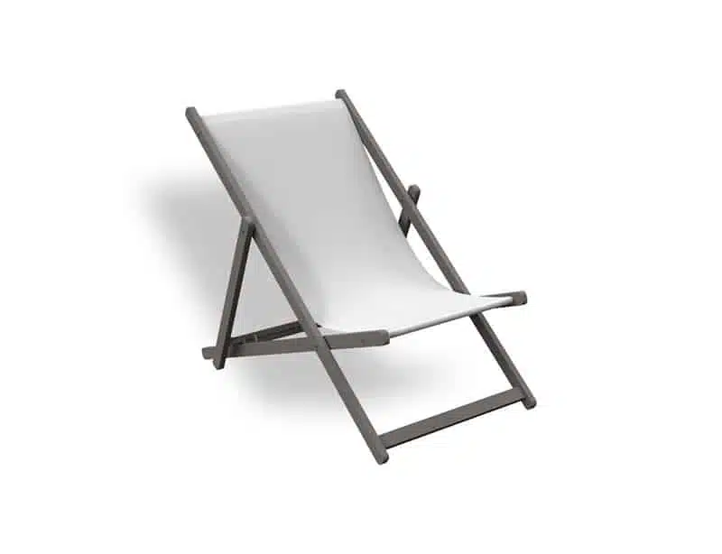 Mini tumbona plegable de diseño minimalista en color blanco, con estructura de madera y asiento de tela resistente, aislada sobre fondo blanco