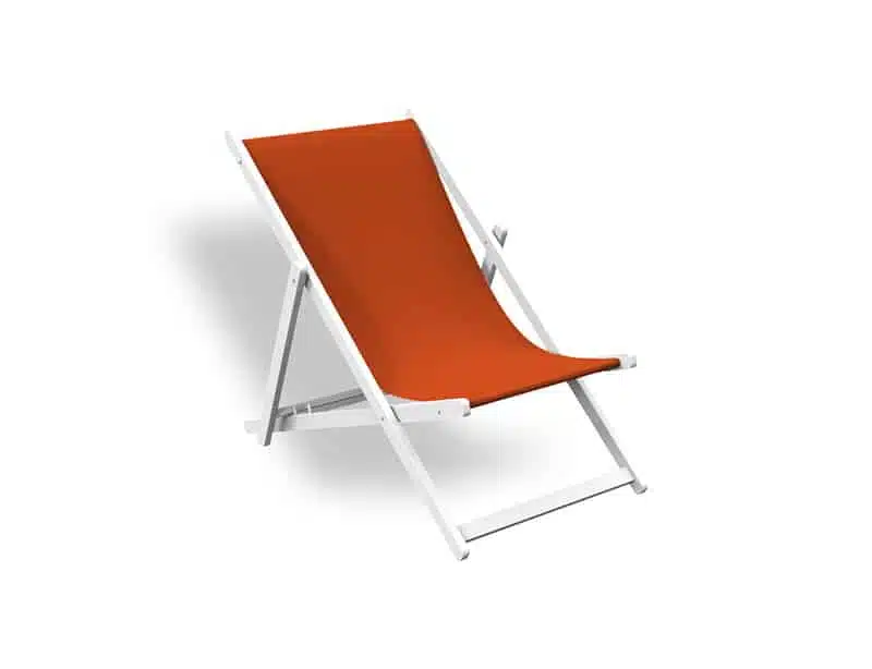 Mini tumbona plegable de diseño minimalista en color naranja, con estructura de madera y asiento de tela resistente, aislada sobre fondo blanco