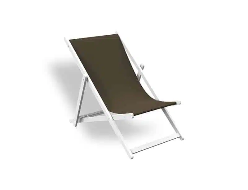 Mini tumbona plegable de diseño minimalista en color capuchino, con estructura de madera y asiento de tela resistente, aislada sobre fondo blanco