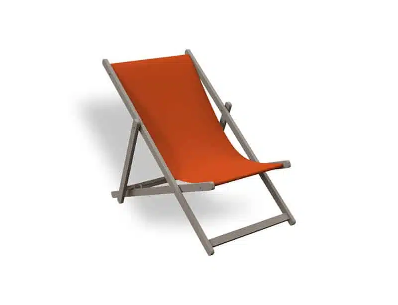 Mini tumbona plegable de diseño minimalista en color naranja, con estructura de madera y asiento de tela resistente, aislada sobre fondo blanco