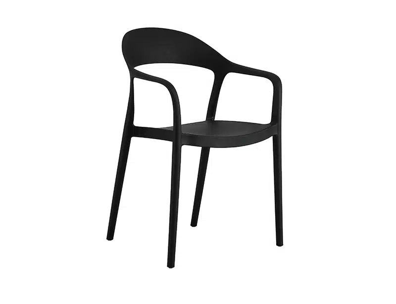 La imagen muestra una silla de resina de polipropileno de color negro moderna con reposabrazos. Tiene un diseño minimalista, con líneas limpias y una superficie lisa. Parece ser ligera y apilable, adecuada tanto para uso interior como exterior. El fondo es simple y no distrae de la silla en sí, lo que la convierte en el punto focal de la imagen